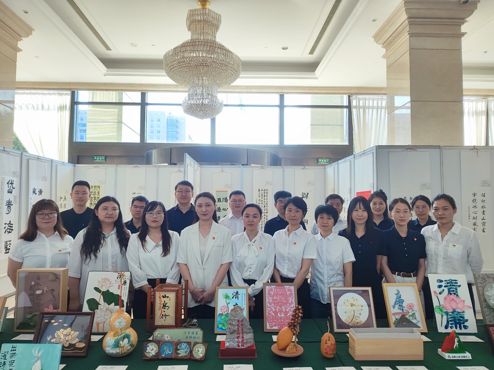 華瑞公司黨支部聯(lián)合路用新材料黨支部參觀 “清廉山高?廉筑初心”廉潔作品展